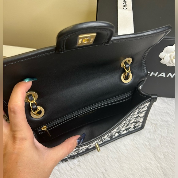 ❌SOLD❌🔥NEW! RARE! CHANEL•Metallic Woven Lambskin Medium Flap Bag - Picture 8 of 12